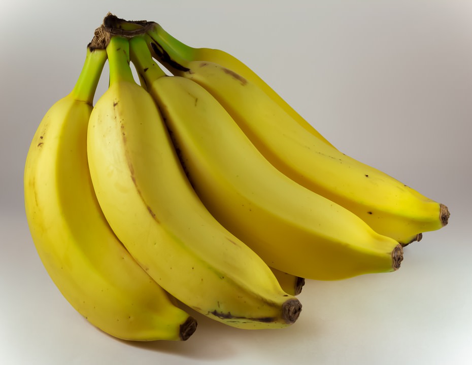 banana tem vitamina b6, que ajuda na produção de melatonina, para dormir melhor