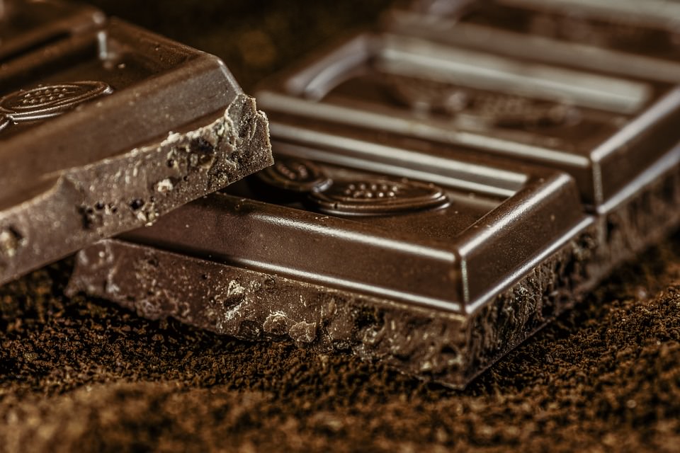 Chocolate amargo é bom para quem tem acima de 50 anos, mas consumido com moderação