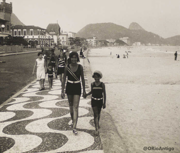 5. Passeando na famosa calçada de Copacabana, em 1930