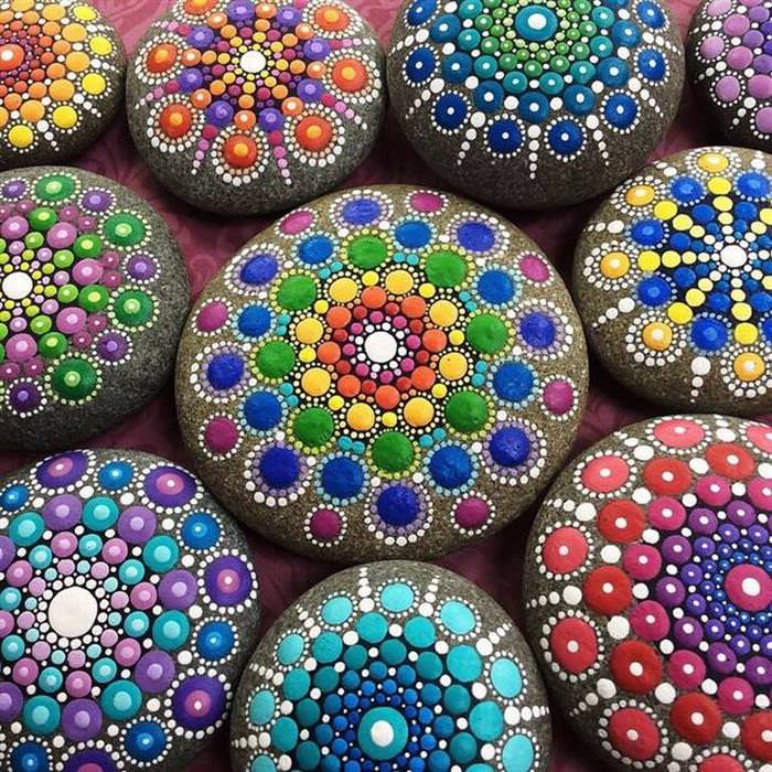 Elspeth McLean Transforma Pedras em Arte