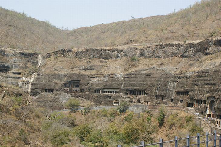 Visitando as incríveis cavernas de Ajanta