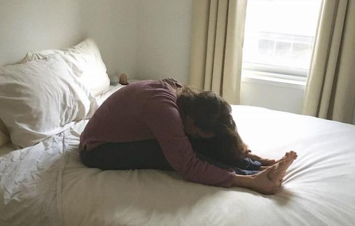 6 alongamentos que você pode fazer na cama para se sentir bem o dia todo