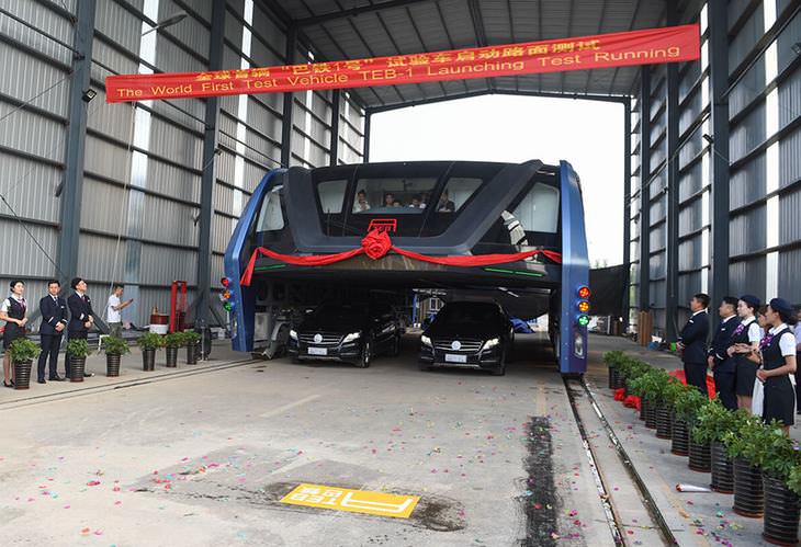 Novo ônibus que passa por cima dos carros na China