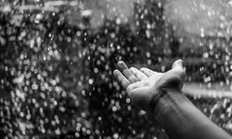 mãos na chuva