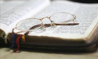 óculos sobre a bíblia