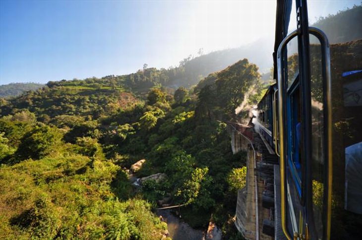 A bela linha de trem de Darjeeling Himalaia