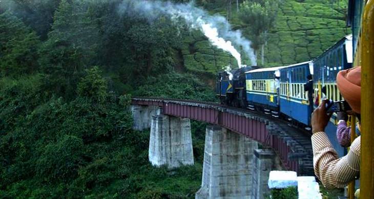 A bela linha de trem de Darjeeling Himalaia