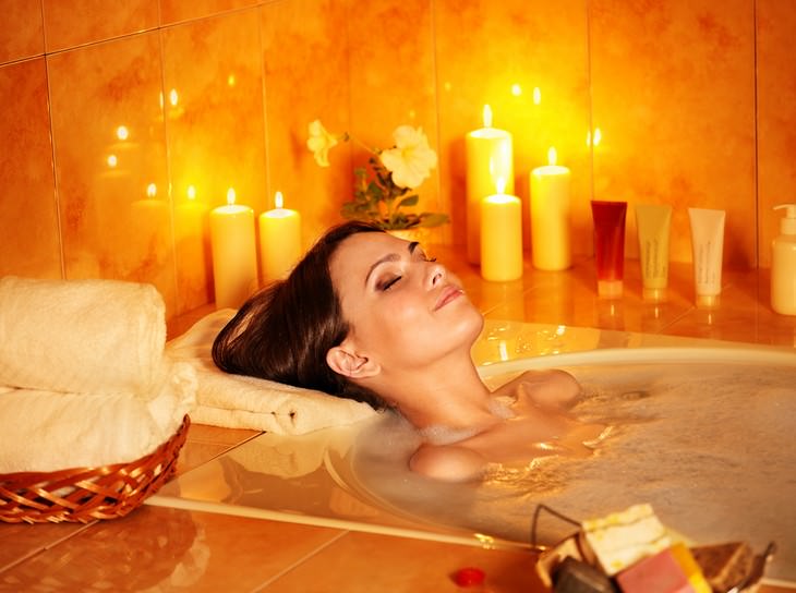 Os benefícios para à saúde de tomar um banho de imersão quente