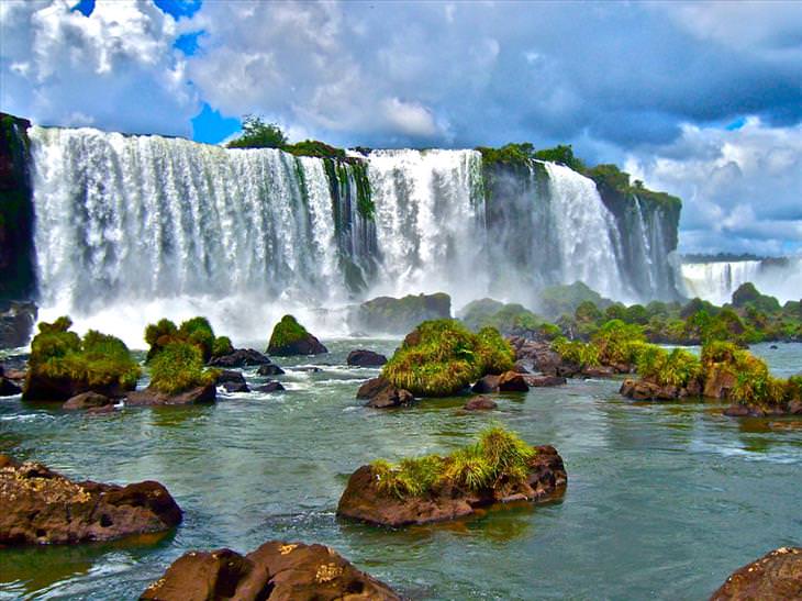 as poderosas Cataratas do Iguaçu