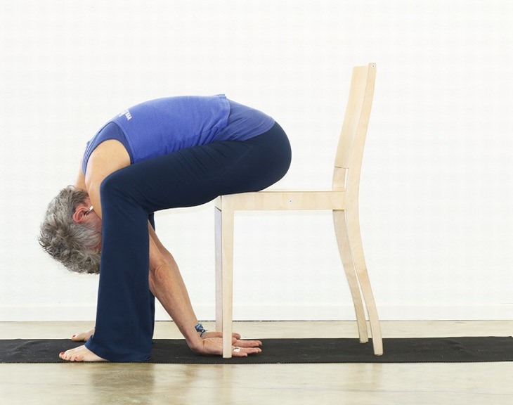 7 exercícios para alongar o corpo na cadeira | Saúde - TudoPorEmail
