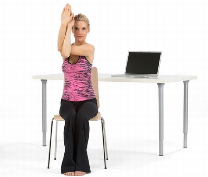 7 exercícios para os quadris e costas feitos na cadeira
