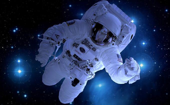 Astronauta flutuando no espaço