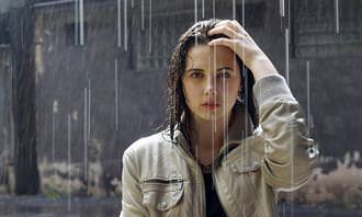 mulher na chuva