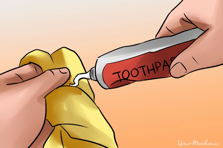 Use creme dental para restaurar os faróis oxidados