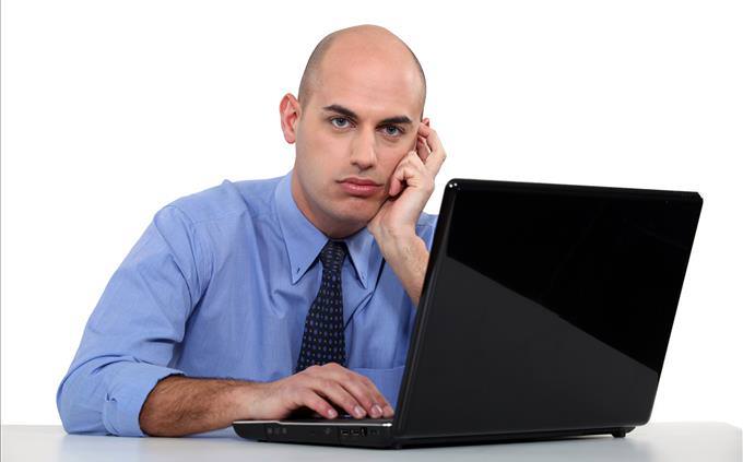 homem frustrado com computador