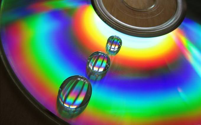 CD colorido com gotas de água