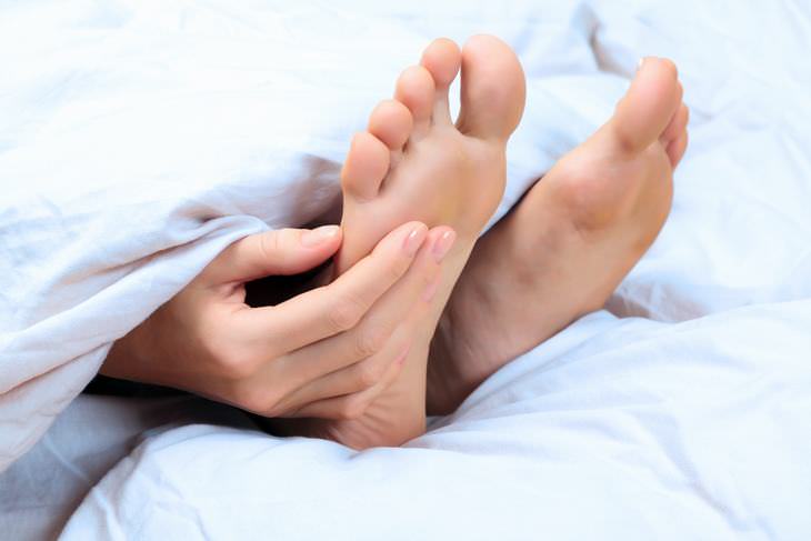 massageie seus pés com óleos essenciais para dormir