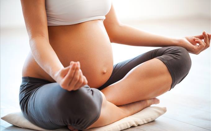 grávida meditando
