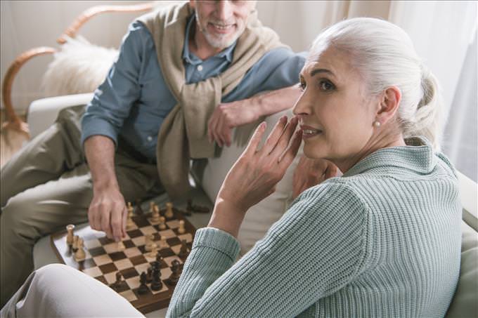 casal de idosos jogando xadrez
