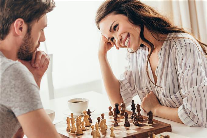 casal jogando xadrez