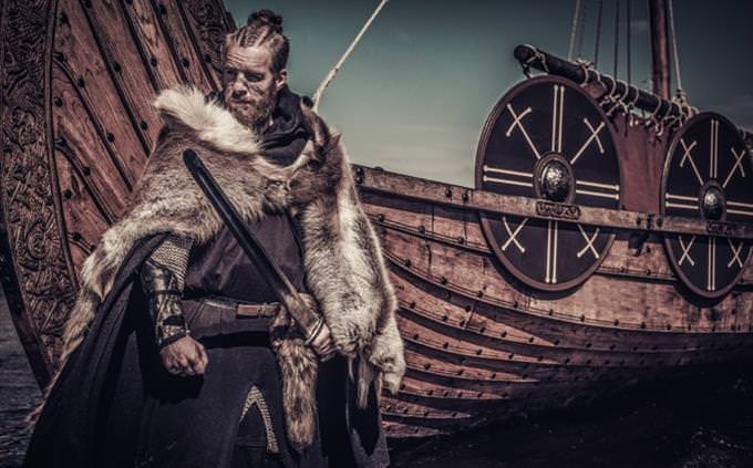 viking na frente do navio