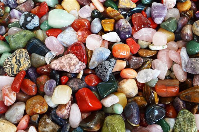 pedras coloridas