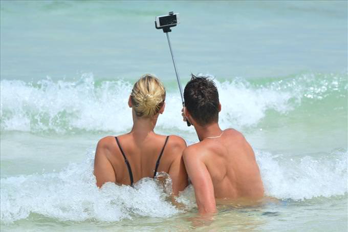 casal tirando selfie