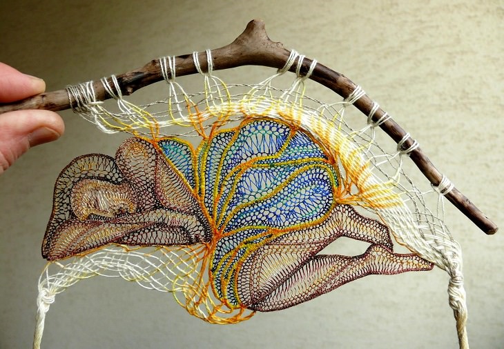 o trabalho em crochê da artista húngara Agnes Herczeg