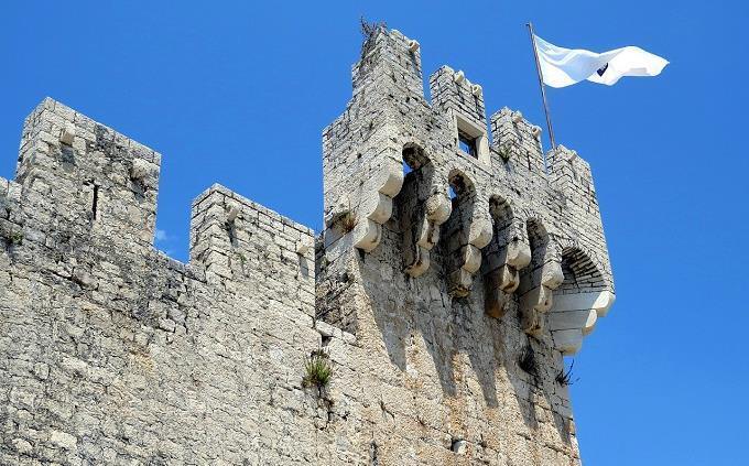 Castelo com uma bandeira erguida sobre ele
