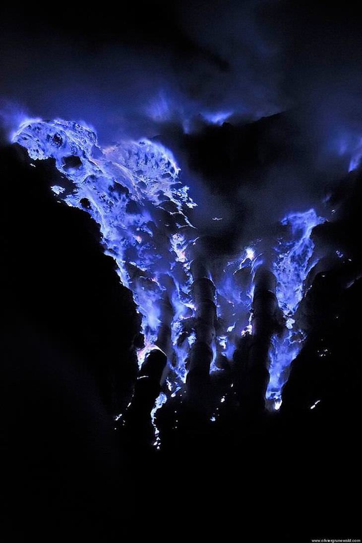 vulcão com lava azul