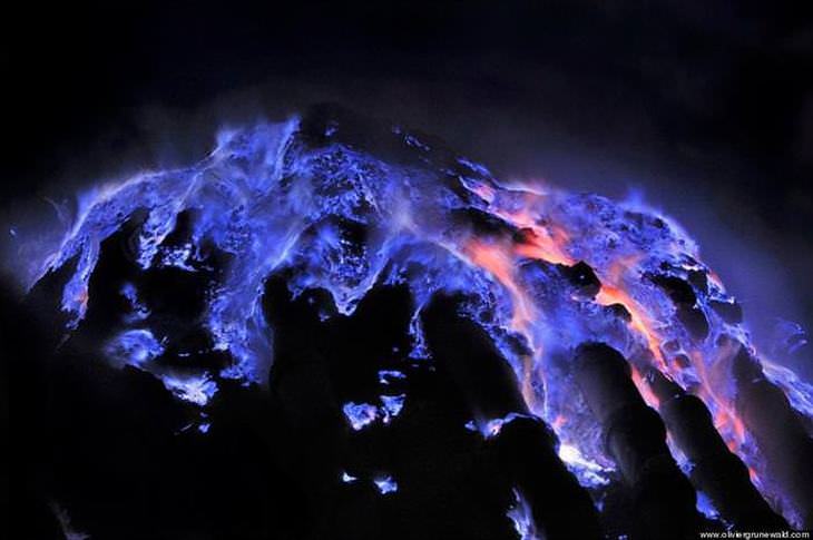 vulcão com lava azul