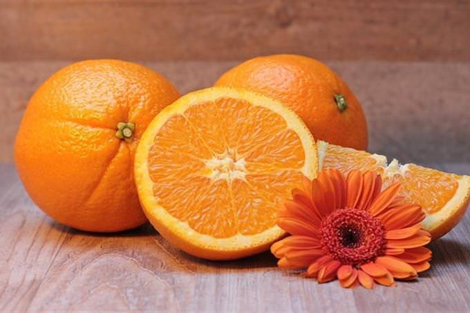 três laranjas e uma flor
