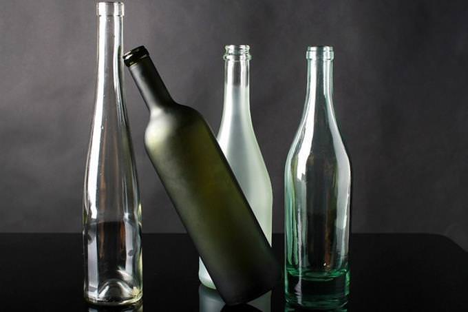 quatro garrafas de vidro