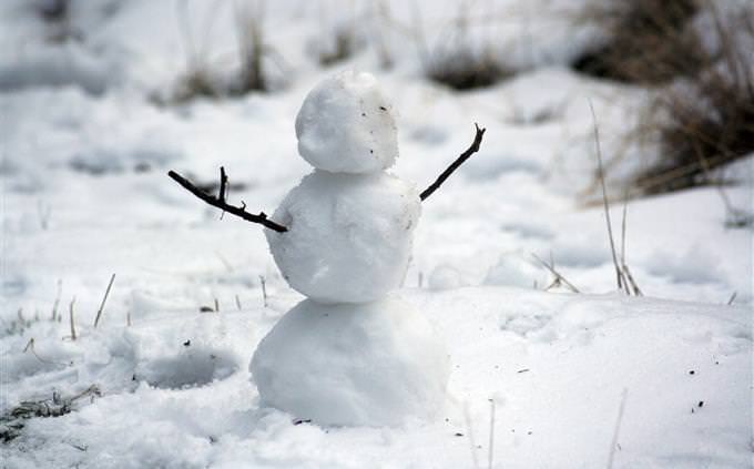 Um pequeno boneco de neve