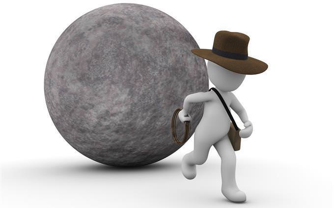 Uma ilustração digital de um homem escapando de uma bola de pedra