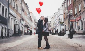 Jogo dos Erros: um casal se beijando com balões nas mãos