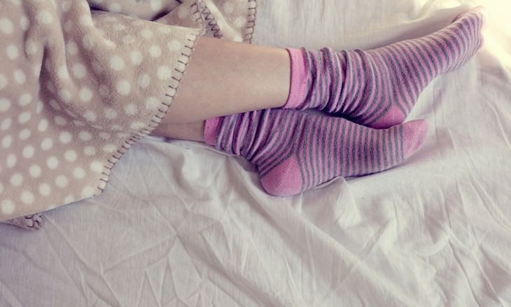 dormir de meias faz bem à saúde