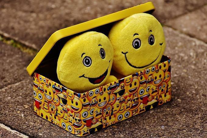 Uma caixa com smiles