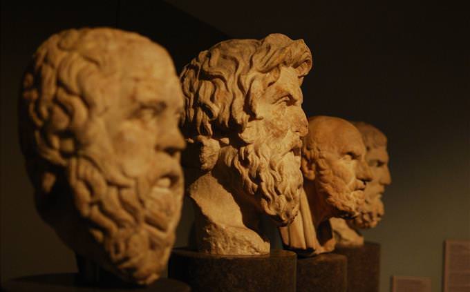 busto de Aristóteles e outros filósofos