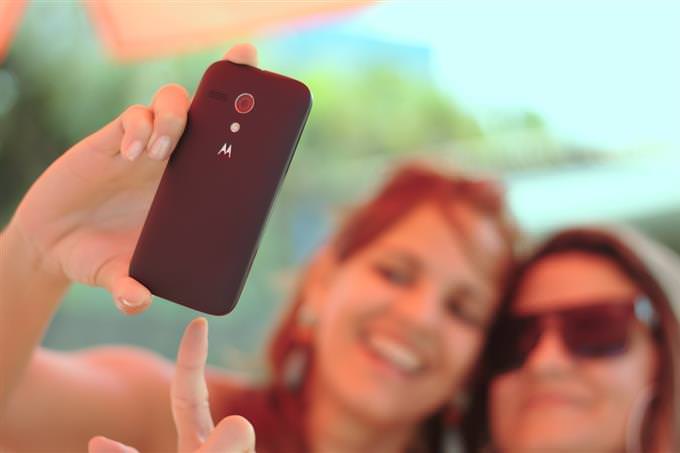 Teste de sorriso: duas mulheres tirando uma selfie