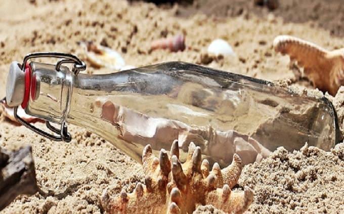 garrafa de vidro na praia