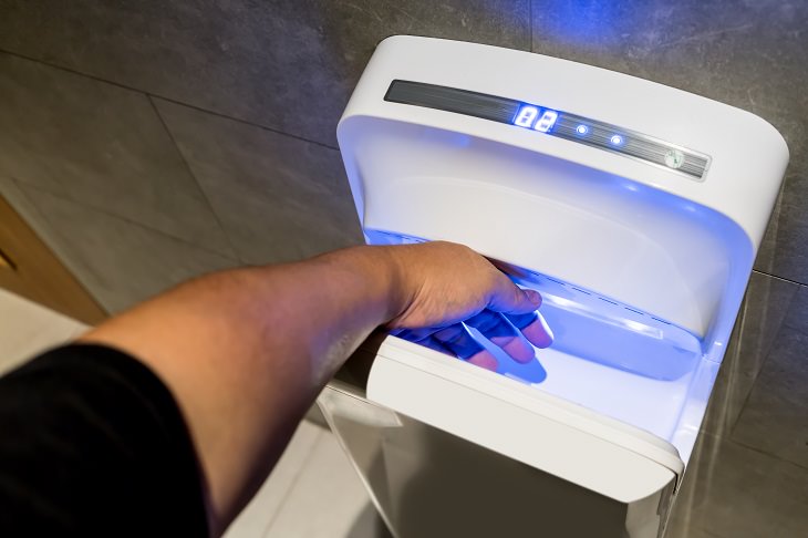 secador de mão do banheiro prolifera bactérias