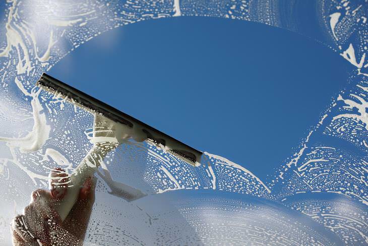 dois métodos fáceis para limpar as janelas