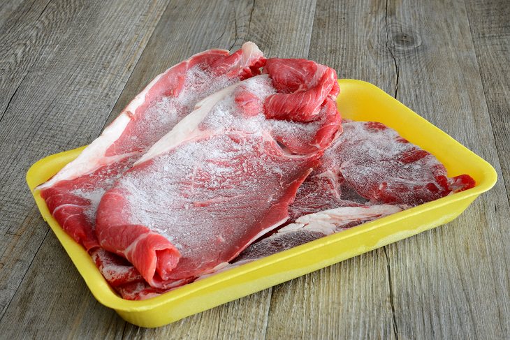 8 Erros graves que cometemos ao descongelar carne