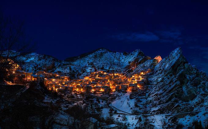 um vilarejo nas montanhas à noite