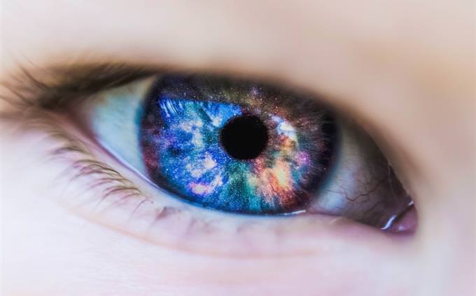 um olho colorido
