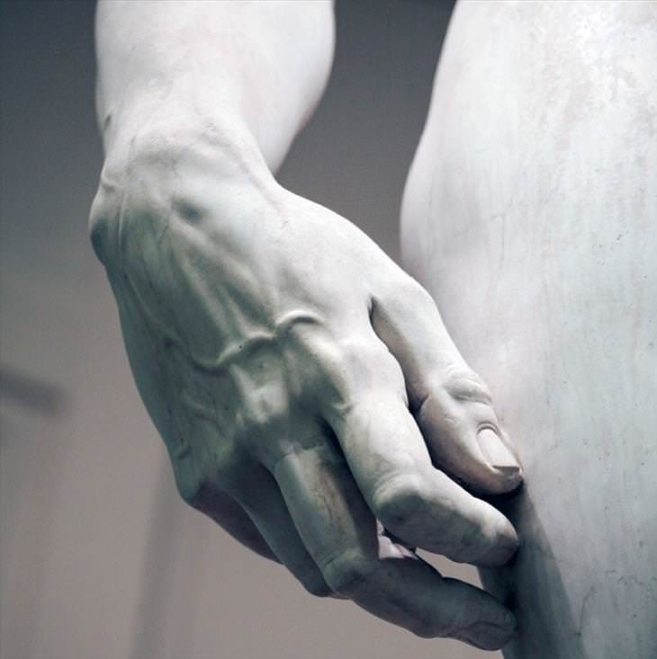 estátua Michelangelo