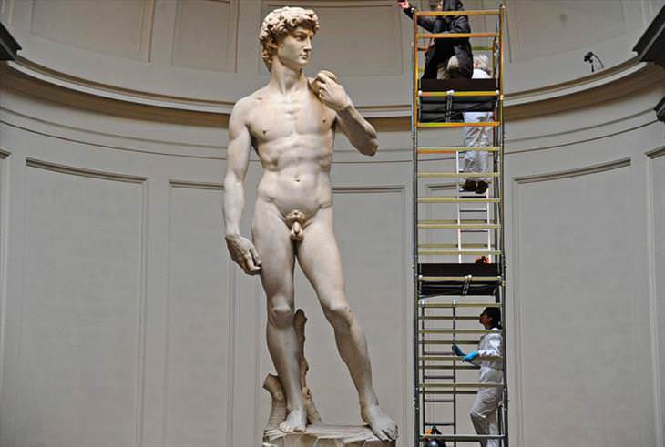 estátua Michelangelo