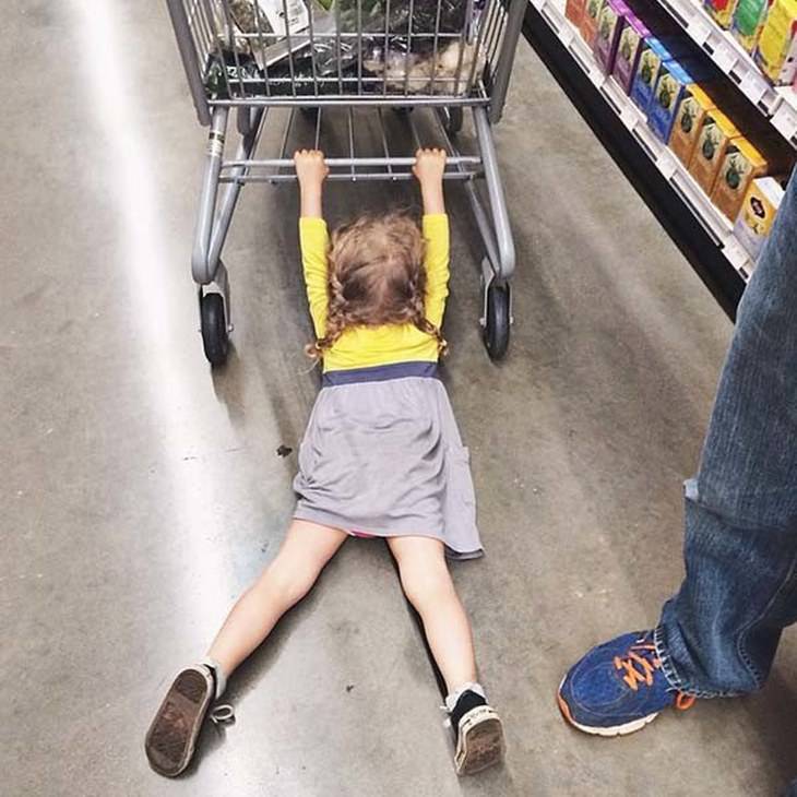 crianças fazendo compras