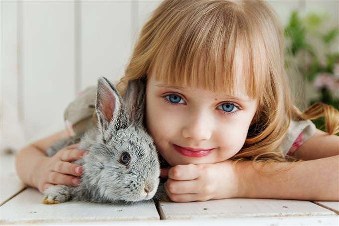 garota com um coelho